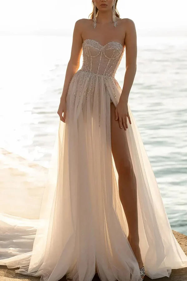 Abito da sposa bohémien trasparente con scollo a cuore e perle